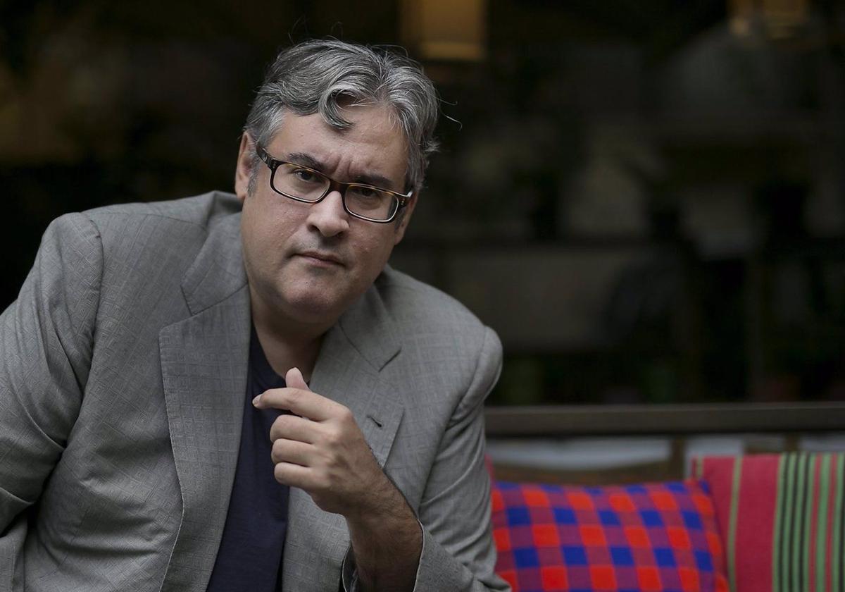 «He escrito una novela llena de quijotismo y escatología, de tremendismo y poesía áspera»