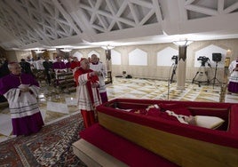 El cardenal Kevin Joseph Farrell ante el cuerpo del Papa Francisco durante el rito de la Confirmación de la Muerte del Pontífice en la Capilla de Santa Marta.