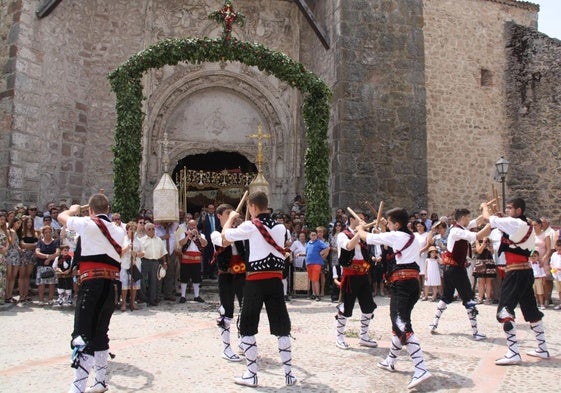 Paloteos en la fiesta de la Octava del Corpus.