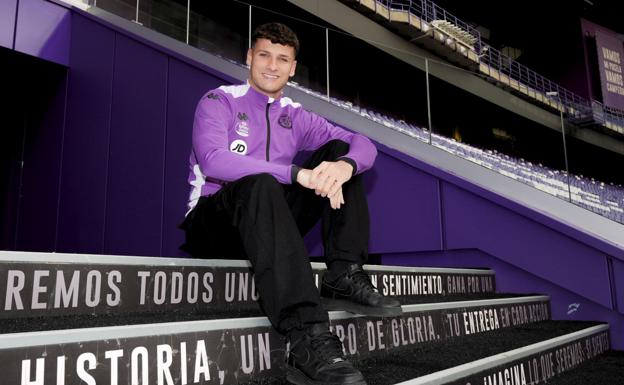 Jorge Delgado, en la escalera de acceso al césped del José Zorrilla