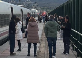 Tren de alta velocidad parado en el trayecto Valladolid - Madrid.