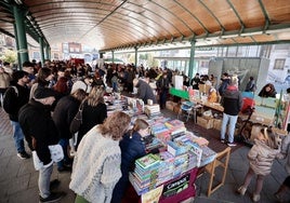 Puestos de librerías en la Plaza España en la anterior edición del Día del Libro.