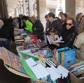 Los libreros obsequian con un panecillo a los clientes que compren