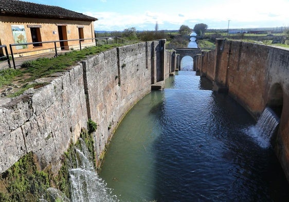 Esclusas y casa del esclusero en el Canal de Castilla.