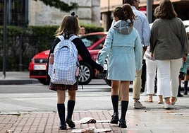 Dos niñas de la mano acuden a clase durante el primer día del curso.