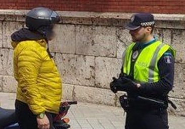 Denunciado por conducir una moto con un casco de esquí