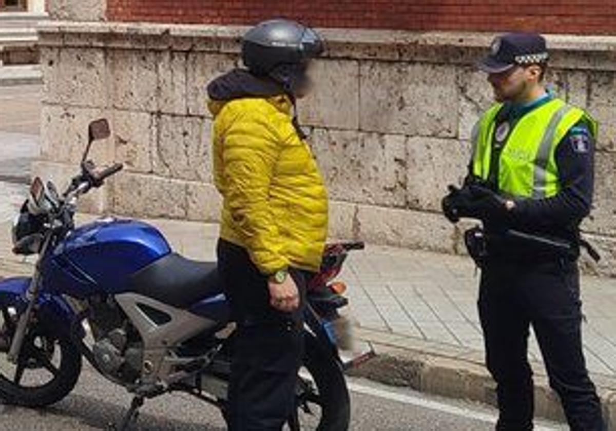 Denunciado por conducir una moto con un casco de esquí