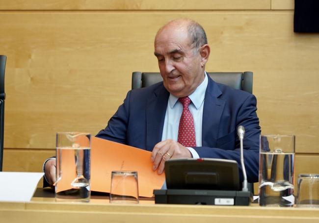 Tomás Quintana, Procurador del Común, en una comisión de las Cortes de Castilla y León.