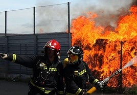 Intervención de los bomberos de Segovia en un incendio que devastó una fábrica.