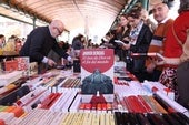Uno de los puestos libreros con la obra de Javier Cercas sobre el papa Francisco.