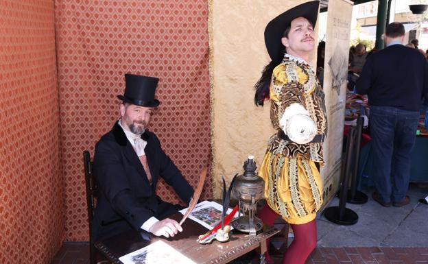 José Zorrilla y su Don Juan Tenorio interactuaron con el público en la Plaza de España.