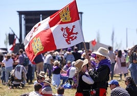 Ambiente festivo en la zona de la campa en Villalar, este miércoles.