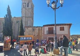 La plaza Mayor acogió la presentación de los escritores regionales