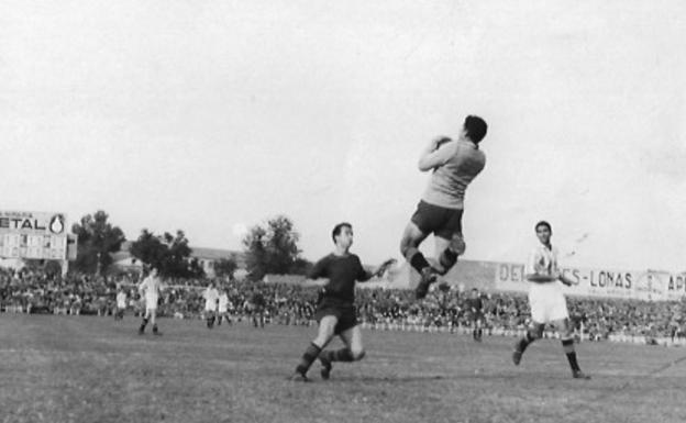Parada de Goicolea en un partido contra el Barcelona de la campaña 51-52, con el marcador situado todavía en el fondo sur, junto a otro anuncio clásico de aquellos años, Casa Moral.