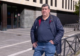 El letrado Roberto Hernández, en la puerta de los juzgados, investigado por un delito de desobediencia.