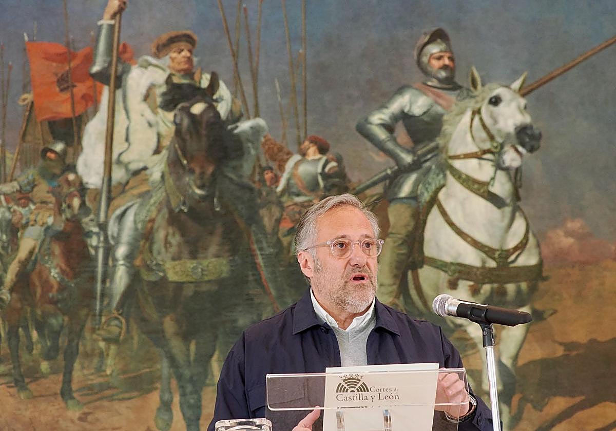 El presidente de las Cortes, Carlos Pollán, durante la jornada de puertas abiertas.