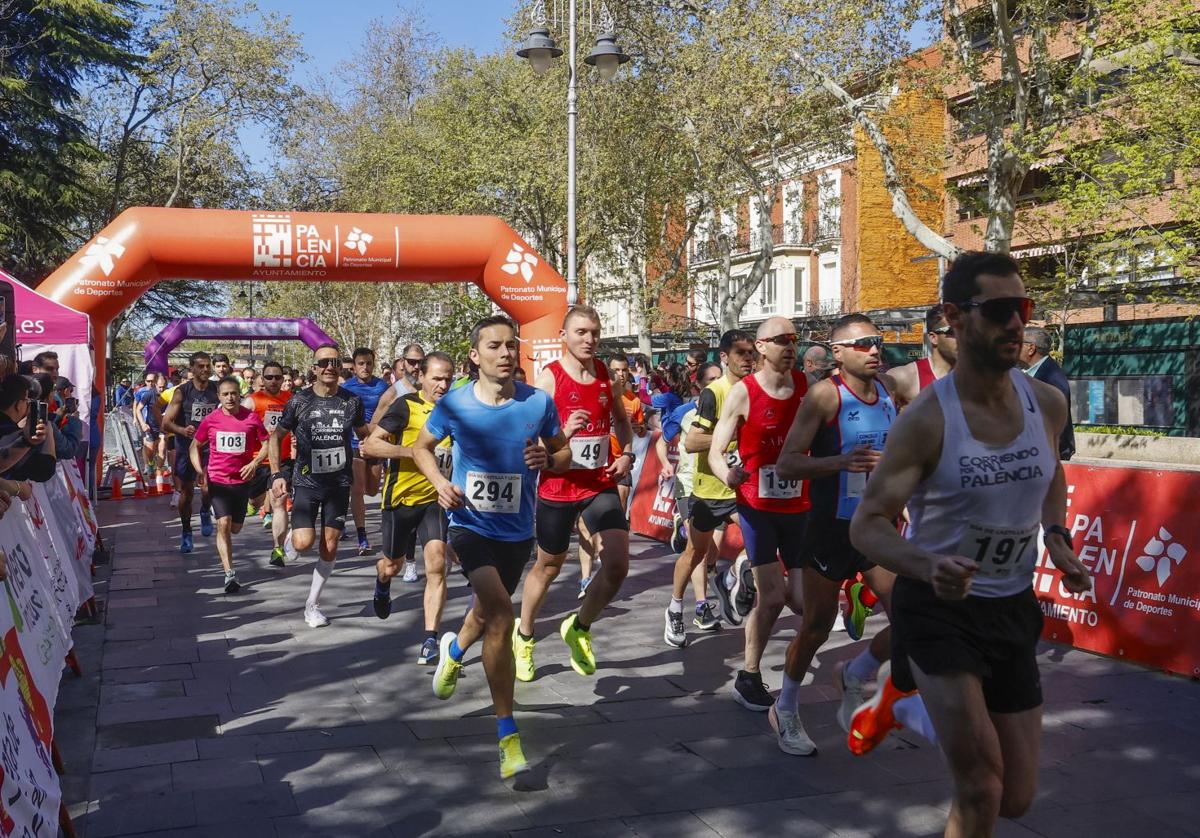 Carrera del Día de Castilla y León, con el ganador masculino en primer término.