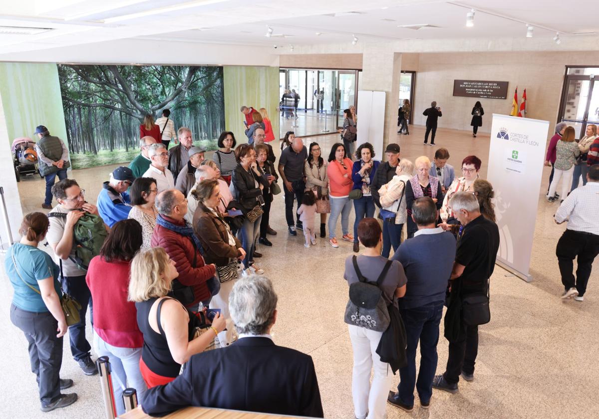 Grupos de visitantes durante las visitas guiadas por la sede de Las Cortes