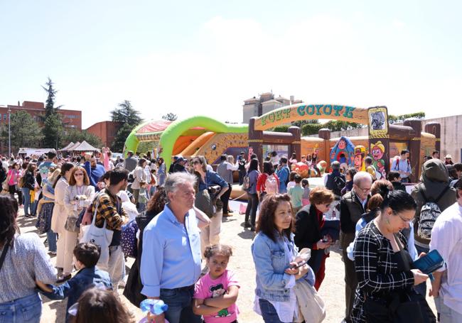 En el exterior de la sede de Las Cortes hubo entretenimiento par niños y grandes