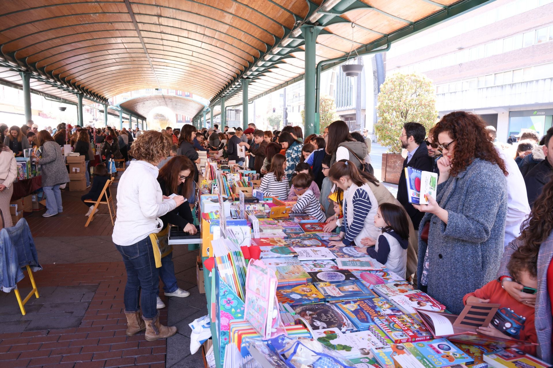 Día del Libro en la Plaza de España de Valladolid.