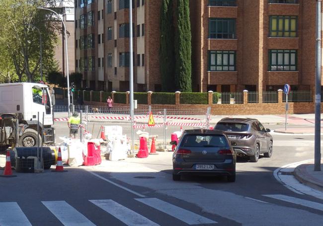 Embudo en la salida de Hernando de Acuña, donde se reduce la circulación a un solo carril.