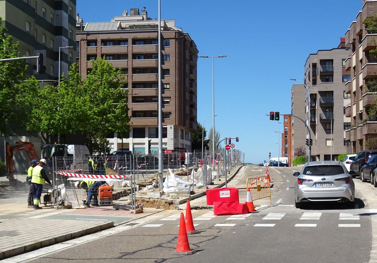Obras en festivo, un embudo y otro carril cortado en Parquesol