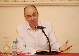 El poeta soriano Fermín Herrero, durante una conferencia.