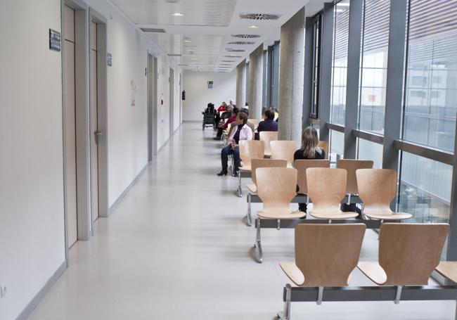 Pasillo de consultas en el Hospital Universitario Río Hortega.