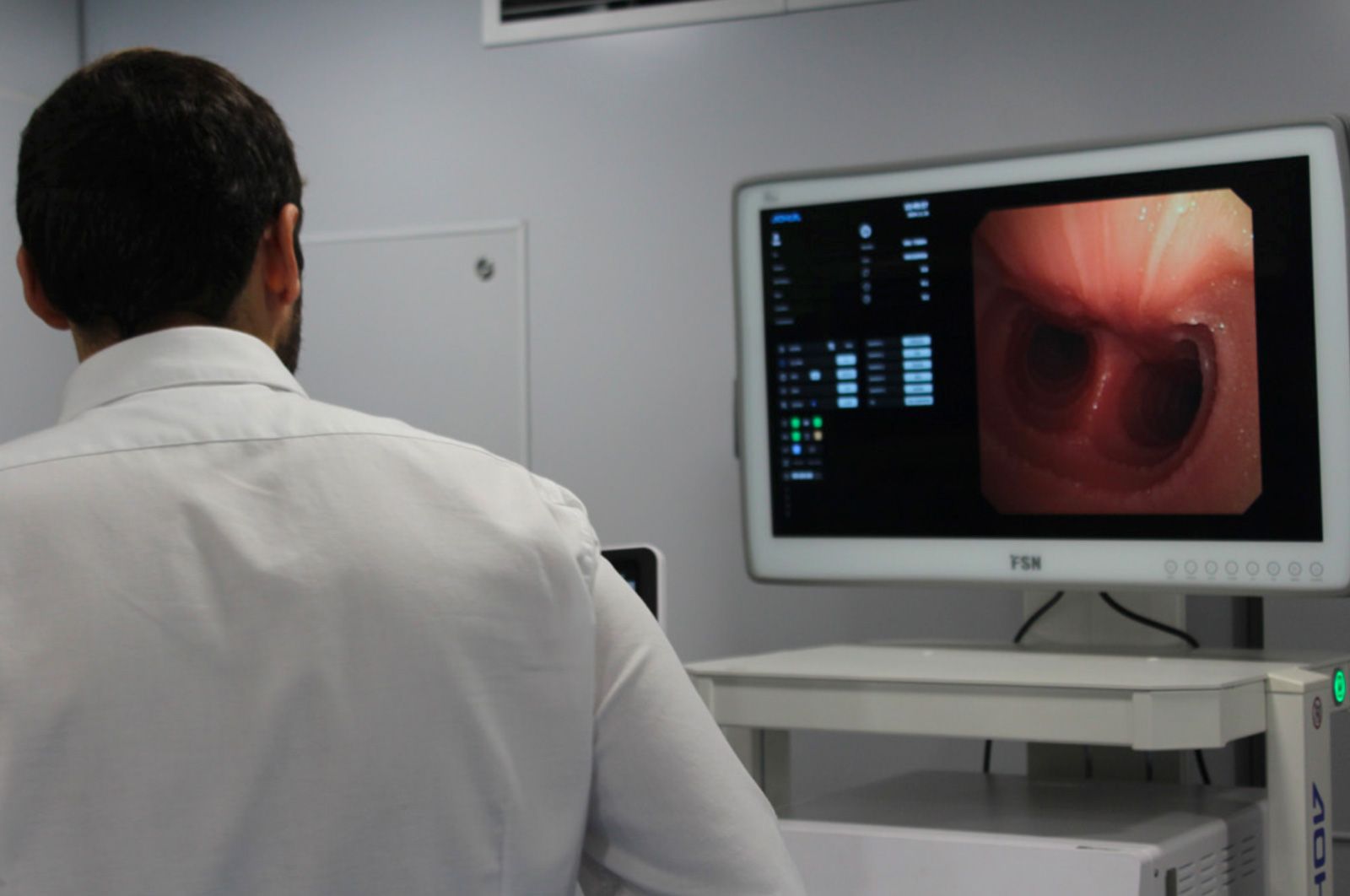 Realización de una prueba neumológica mediante intervencionismo.