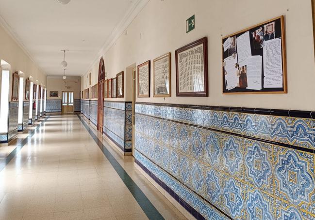 El hueco que ha dejado la orla en el claustro del colegio San José ha sido sustituido por cartas y escritos de