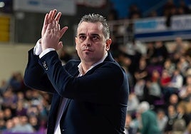 Iñaki Martín aplaude a la grada en un partido en Pisuerga.