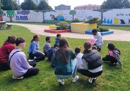 Un grupo de jóvenes atienden las explicaciones del monitor en una de las actividades al aire libre