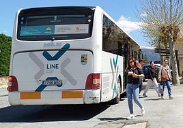 Viajeros se apean del autobús de la línea metropolitana que conecta la capital segoviana con Palazuelos de Eresma.