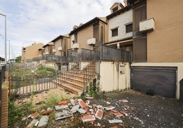 Estado en el que se encuentran los chalets abandonados de la avenida de la Circunvalación de Cigales.