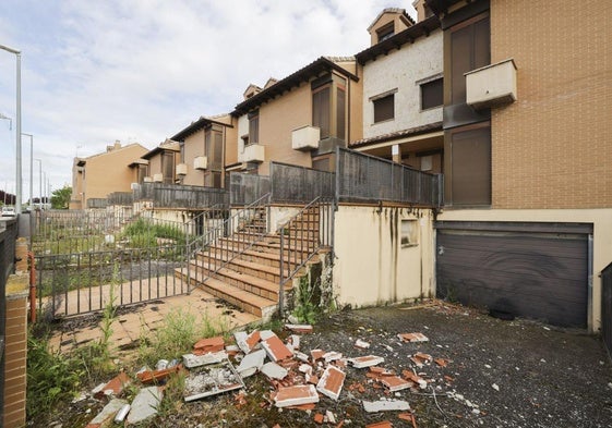 Estado en el que se encuentran los chalets abandonados de la avenida de la Circunvalación de Cigales.