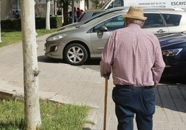 Un hombre camina solo por una calle del barrio de La Albuera, en Segovia.