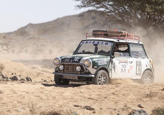 Ignacio conduce el Mini en pleno rally por el desierto marroquí.