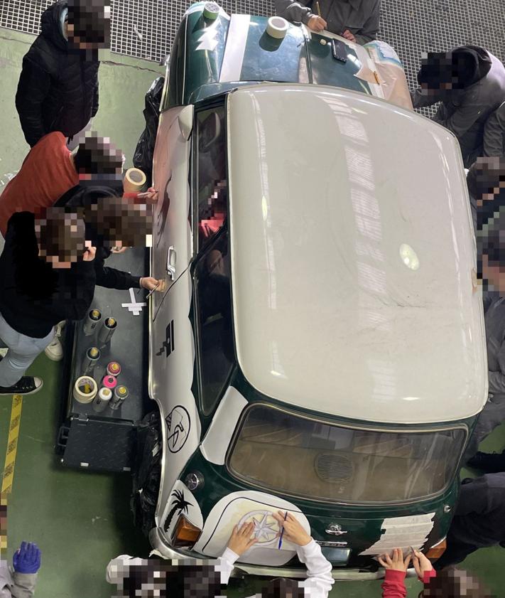 Imagen secundaria 2 - Arriba, estela de polvo, cerca de la frontera con Argelia. Abajo, trabajo de Física sobre las fuerzas tras la practica en el circuito Karpetiana y alumnos de FP y del CEO trabajando sobre el Mini.