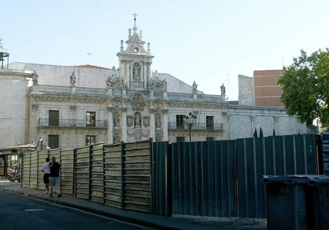 Solar que dejó el edificio derruido en la acera de los números pares en verano de 2005, donde se ubicaban los bares Montesol y La Calleja.