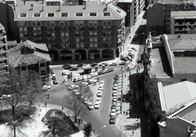 Vista panorámica de la plaza de la Universidad antes de la demolición del bloque.