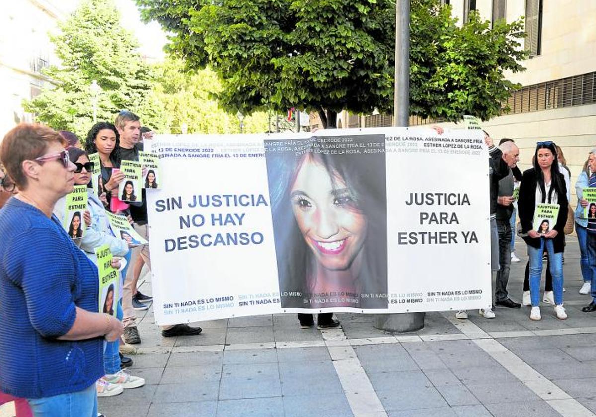 Amigos y familiares concentrados frente al juzgado en una de las últimas comparecencias, el pasado 6 de septiembre.