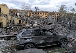 Escombros tras el ataque ruso de este jueves contra un edificio residencial en Kiev.