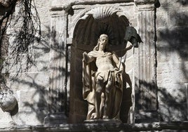 Atrio de la portada del hospital de la Resurrección, una vez concluidos los trabajos de limpieza y conservación.