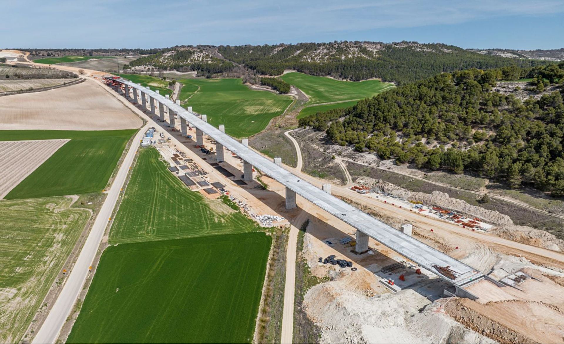 Viaducto del páramo, en ejecución, de 920 metros de longitud.