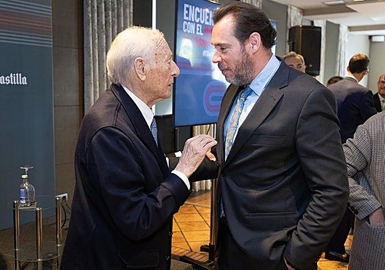 Vicente Garrido Capa habla con Óscar Puente al concluir el acto.