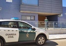 La Guardia Civil, a la puerta del centro de salud de Herrera.