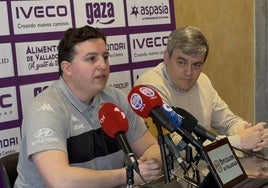 Alejandro Paniagua atiende a los medios en su presentación como técnico.