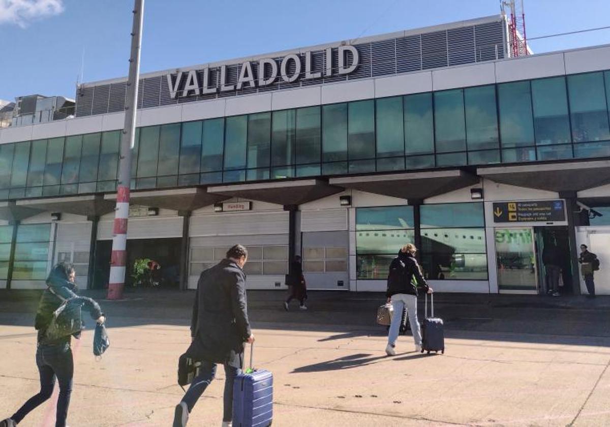 Pasajeros a su llegada al Aeropuerto de Valladolid, en Villanubla.