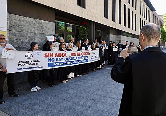 Concentración de los abogados del turno de oficio en la puerta de los juzgados en apoyo del letrado del Roberto Hernández.
