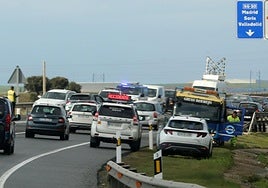Guardia Civil y servicios de emergencia, en el lugar del accidente.